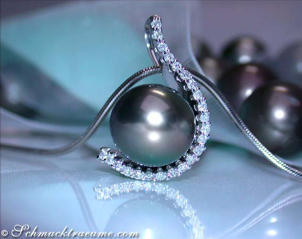 Attraktiver Tahitiperle Anhänger mit Brillanten Kragen #1 Attraktiver Tahitiperle Anhänger mit Brillanten Kragen #1