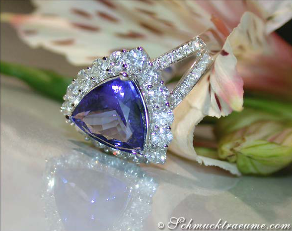 Premium Tanzanite Ring with Diamonds » Juwelier Schmucktraeume.com