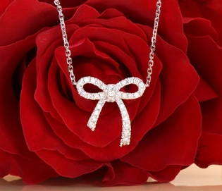 Herrlich feminine Brillanten Schleifen Halskette